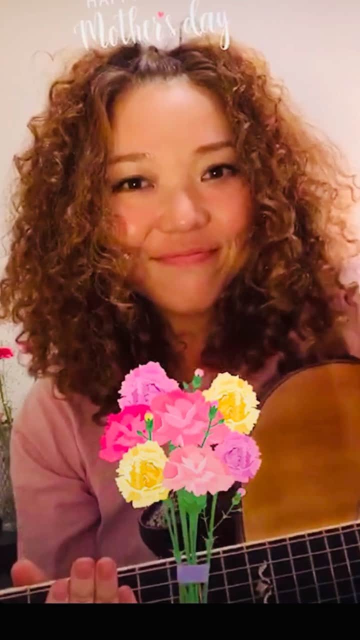 のインスタグラム：「『会えなくても、ありがとうって言ってもらわなくてもいい. お母さんになったことありがとうって思う日』って友達が言ってて、ふと歌ってみました☺️💖happy mother's day💖」