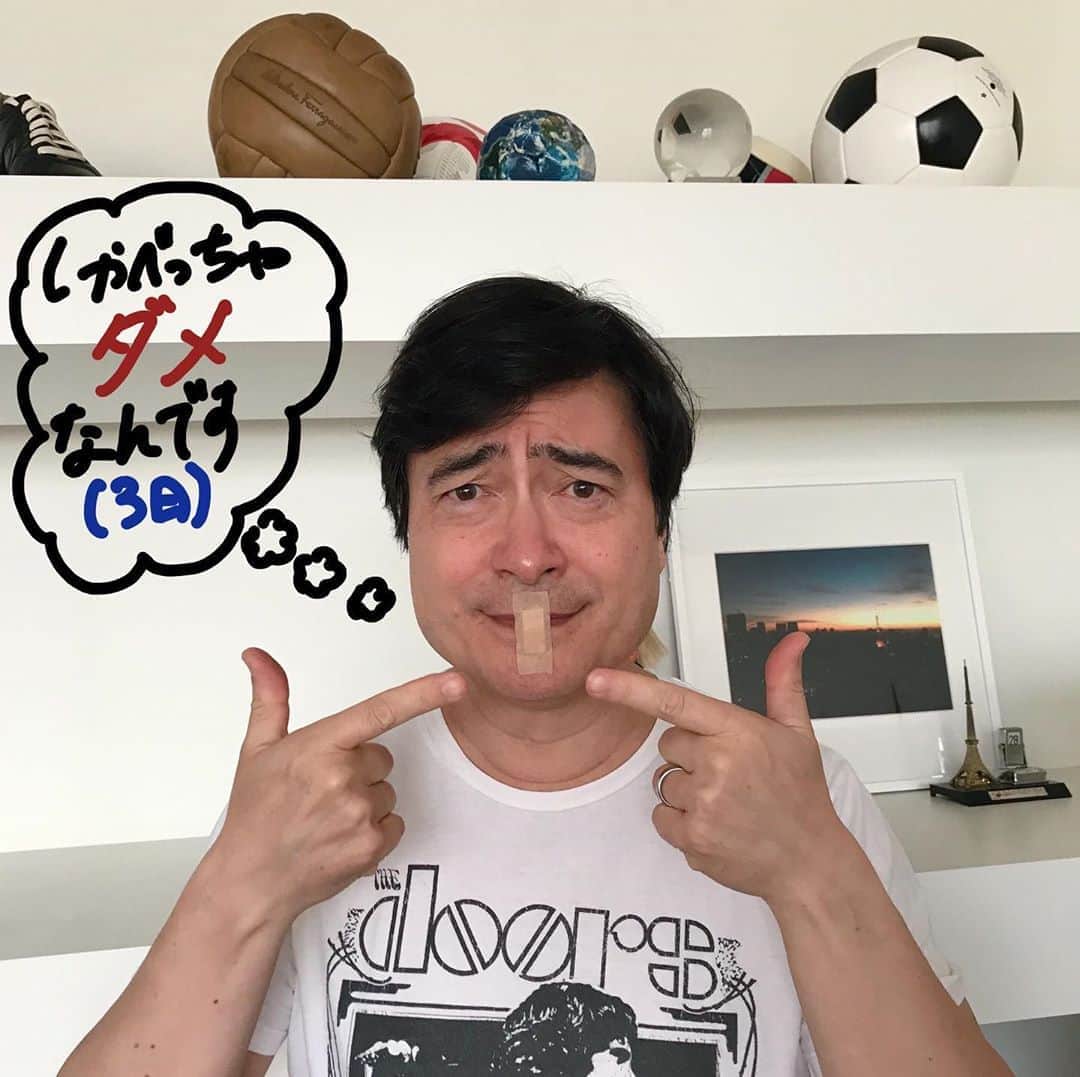 のインスタグラム：「おかげさまで無事手術成功、退院しました！たくさんのメッセージ感謝です😌3日間は完全無声。でも、呼ばれて2回「はいっ」と言ってしまいました。危ないっ！心してリハビリ専念します。皆さまstay safe & strong!  #ありがとう #感謝 #thankyou #stayhome #staysafe #staystrong #家にいよう #love #peace #ジョンカビラ #jonkabira」