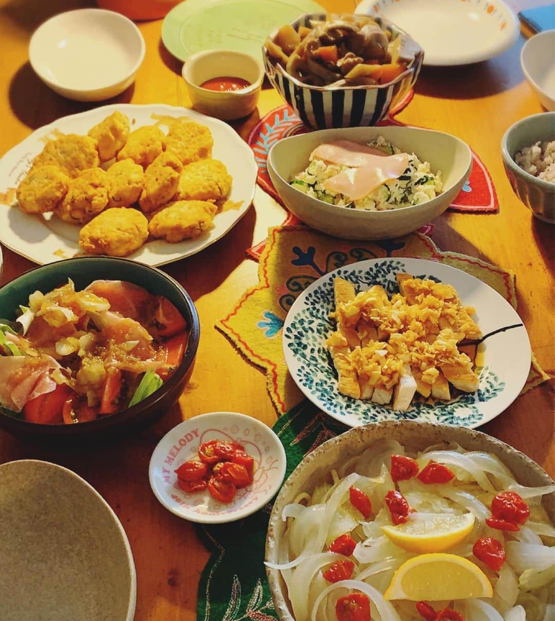 沢口千恵のインスタグラム：「母の日のお祝いとのことで 娘と息子が夕飯を作ってくれました。  昨日から献立を考えていたようで お昼から2人で 内緒で（？）つくってくれました。  とってもとっても本当に美味しかった。 ✳︎レモンと自家製ドライトマトのスープパスタ ✳︎メカジキの葱バターソテー ✳︎生ハムのサラダ ✳︎豆腐とめかぶのナゲット ✳︎おからと豆乳ヨーグルトのポテサラ風 ✳︎はじめての筑前煮 ✳︎蓮根のチーズ焼き」