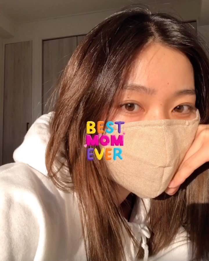 岩崎志保のインスタグラム：「Happy Mother's Day💐 前にストーリーにアップしてめっちゃ反響あったこのマスクは母の手作りです、今日着で母宛にサプライズで贈り物したらネットバンキング詐欺だと思ったらしく電話してきた🎁📞 _ #happymathersday #手作りマスク」
