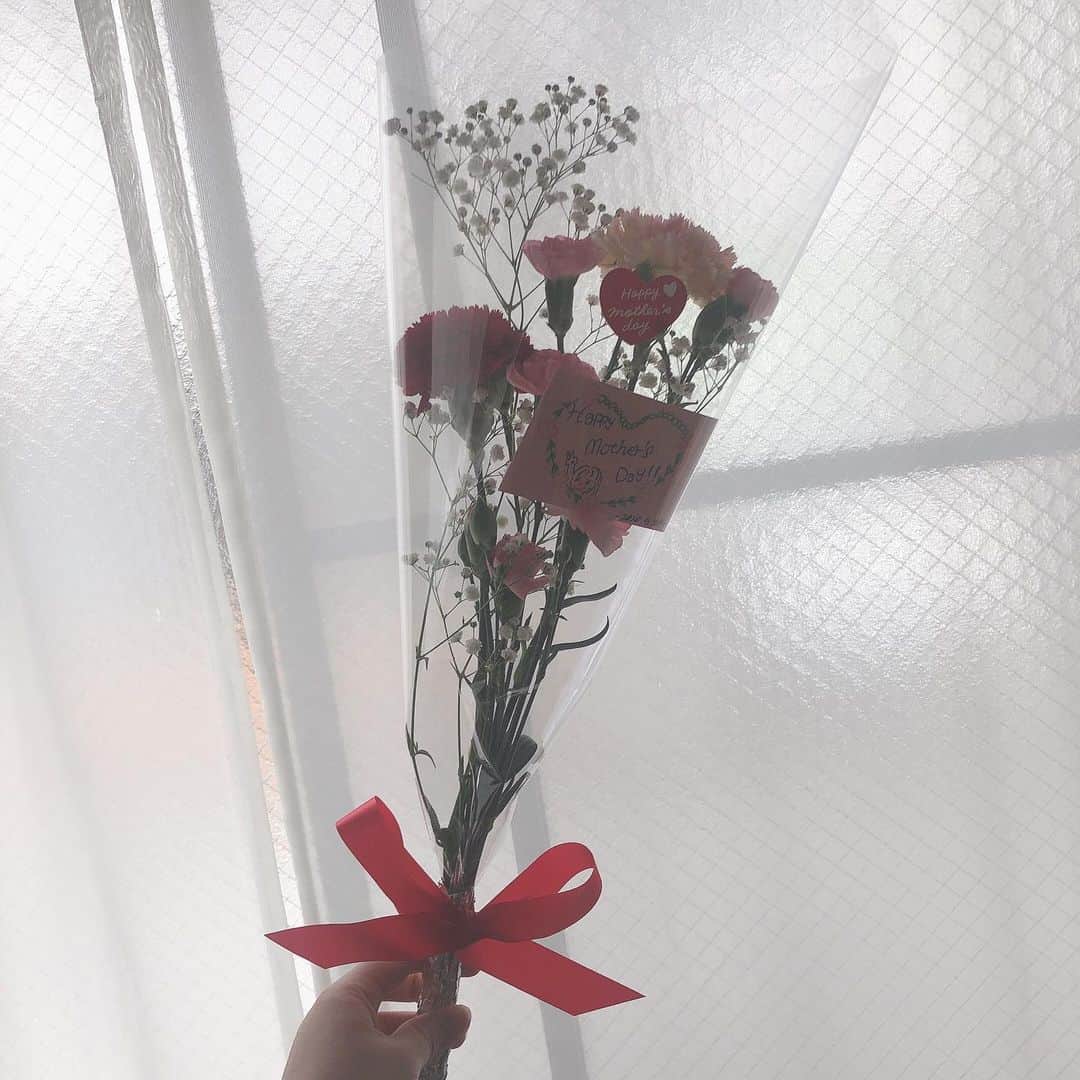 のインスタグラム：「ママいつもありがとう。 ぶつぶつ言いながらもお仕事頑張ってるママが大好きです。 生きててくれてありがとう😊 . 엄마 감사해요...지금은 힘든 일 많이 있겠지만 난 응원 하고 있어요!!! 앞으로도 아프지 말고 건강 하세요 ...사랑해요 엄마!!!! .  #yuisa #mothersday #母の日 #いつもありがとう #だいすき」