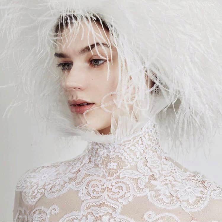 アレクシマビーユのインスタグラム：「Details backstage @alexismabille shot @julietrannoy model @zavikjr beauty @lloydsimmondsmakeup hair @beppedeliaofficial #shot #backstage #hautecouture #alexismabillehautecouture #lace #collar #plisse #white #pure #youth #feathers #ostrichfeathers #redlips #glamour #whiteskin #delicate #delicacy #femininity #plaisir #showmustgoon #julietrannoy」