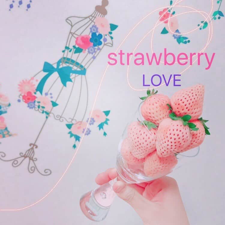 吉田万葉のインスタグラム：「今日は母の日💐ということで、万葉が作りました🍳 おからパウダー入りココット🥚 美味しかった🌷☺️ デザートはぴんくの苺ちゃん🍓可愛すぎる(*ฅ́˘ฅ̀*)♡喜んでくれました。 何年かぶりに手紙を書いたら、お母さんうるうる🥺 少し恥ずかしかったけれど、普段は言えないことも素直に伝えられる手紙˙˚ʚ✉ɞ˚˙たまには良いですね💐  #母の日 #感謝の気持ち」