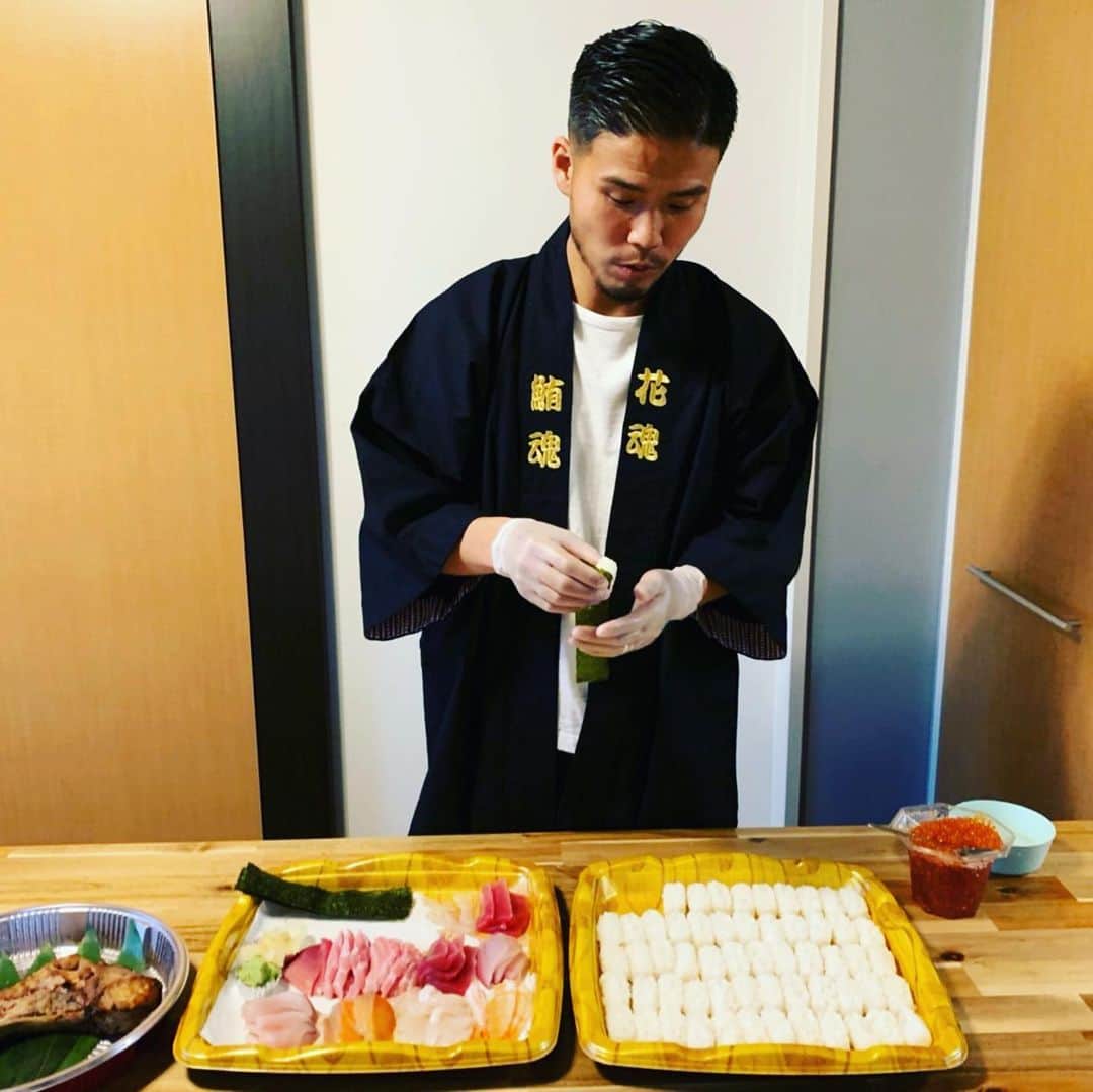 金井貢史のインスタグラム：「@ryookui が廻る寿司ならウチは廻らない寿司！ カウンター4席のみ！笑 #やすべチャレンジ　#美味 #いつもありがとうございます　#はっぴまでありがとうございます　#母の日なのでおもてなし #いい一日になりました」