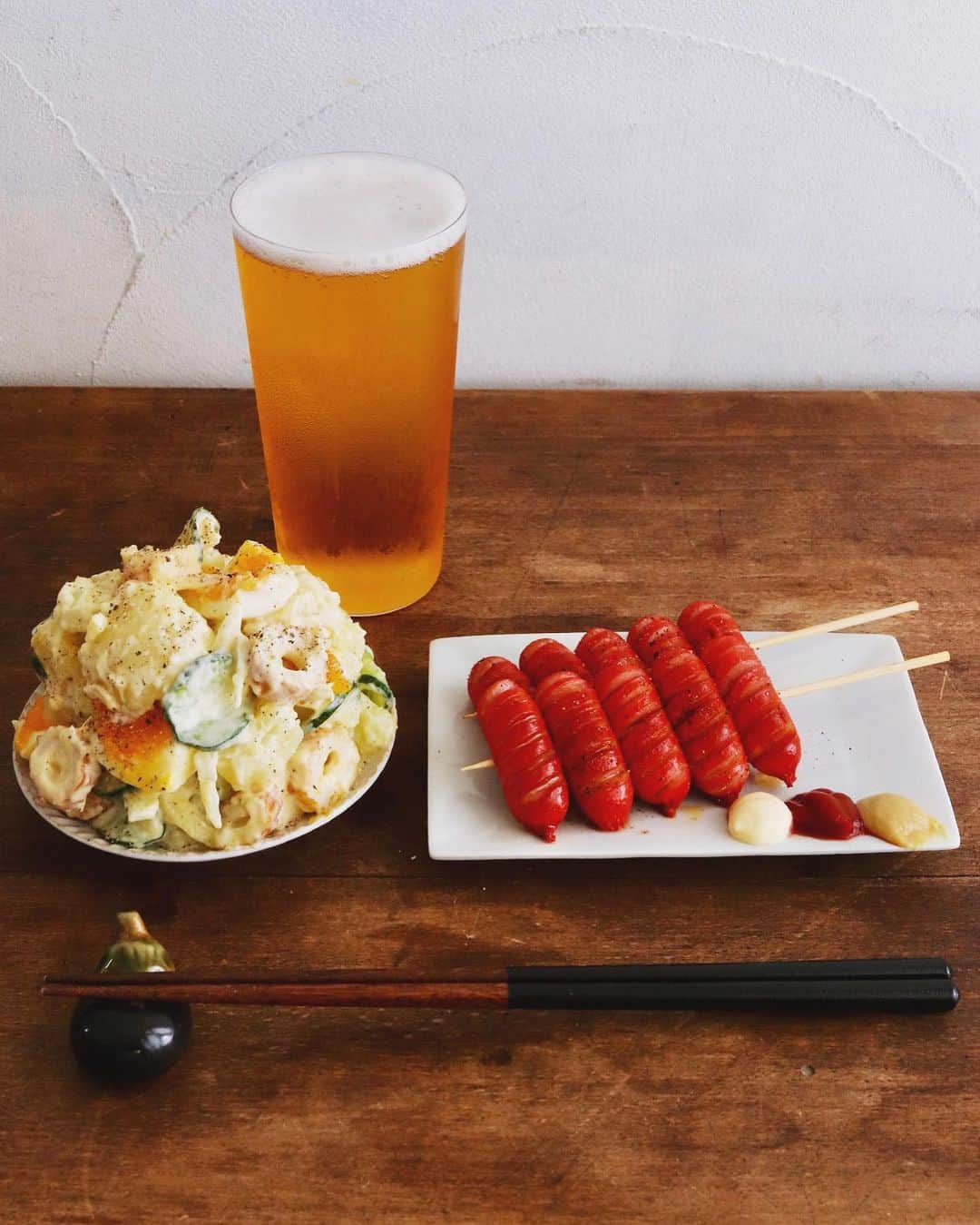 のインスタグラム：「Potato salad . 今夜の晩酌セットは、 ちくわ入りポテサラ、 ＆赤ウインナーの串。 普通なんですけどね、 とても大満足な２品、 ビールにもよく合う。 . . ＜私のちくわメモ＞ ・生でもおいしい ・焼いてもおいしい ・煮てもおいしい ・揚げてもおいしい ・穴がチャームポイント ・切り方で変わる ・きゅうりと仲良し ・エビの代役になる ・ハムの代役になる ・代打の神様？！ ・和洋中なんでもOK ・懐が深い ・腰が柔らかい ・名脇役 ・無いと不安になる ・笛にもなる ・名前がかわいい ・タグ見るとペット多い ・などなど . . 昨日、#在宅楽飯 のテーマが「ちくわ」から「ウインナー」になりましたので、今夜からは我が家もウインナーを使って引き続きの外出自粛期間のおうちごはんを楽しみます。ちなみに在宅楽飯の主なメンバーは次の6人👉@cao_life @utosh @gucci.tckb @t_ammy @hitomi_kawakami @ponkotsu_0141 日々のお料理の参考にぜひ見てみて！ . . . #晩酌セット #家飲み #ポテサラ #ポテトサラダ #赤いウインナー #potatosalad」