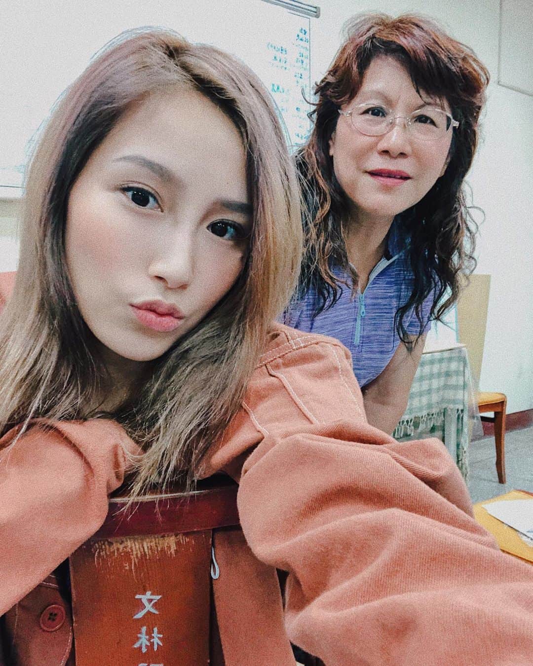 安柏兒のインスタグラム：「主任啊 母親節快樂～～💘 辛苦了工作狂母親 連假日都親力親為的在加班！ 回來母校陪媽媽加班！只能說，媽媽的周遭全部都是「紫💜色」⋯⋯⋯ 好啦不意外～  Happy Mother’s Day  每個我身邊的母親 包括正在當母親的朋友們 還有陪伴我長大很正向樂觀的奶媽 妳們都好偉大 鋼鐵母親啦！！！🍻 #母親節快樂 #happymothersday」