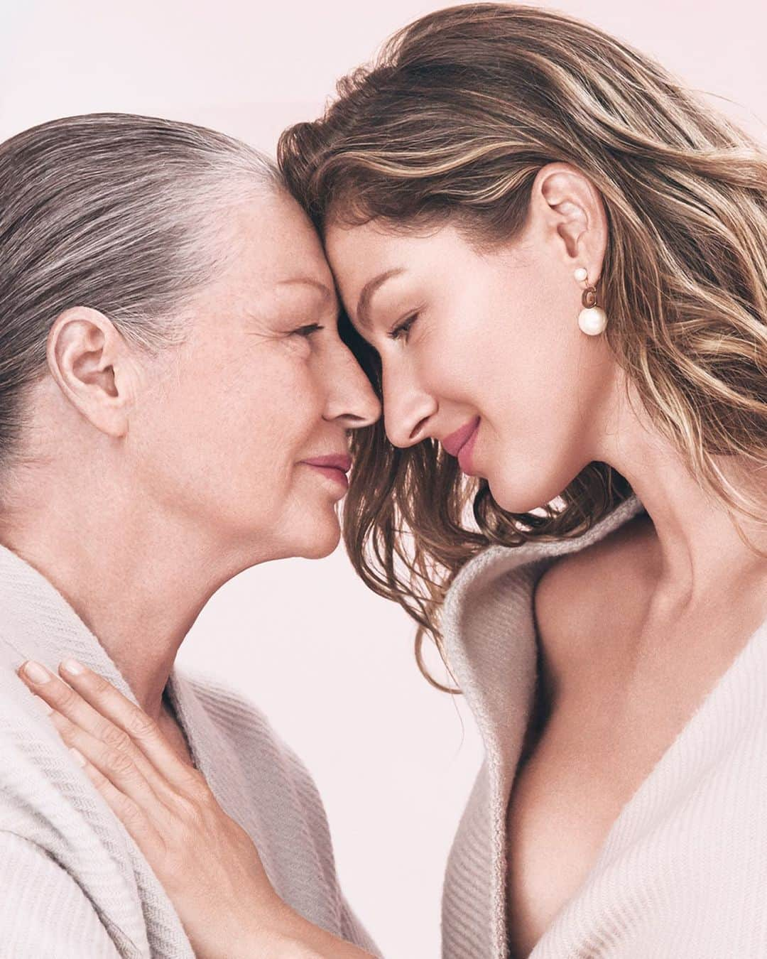 クリスチャンディオールさんのインスタグラム写真 - (クリスチャンディオールInstagram)「TELL YOUR MUM YOU CARE ABOUT HER. To celebrate Mother’s Day, offer your mum the most beautiful of all gifts: let her know how much you care about her, and rejoice about being reunited together very soon. Happy Mother’s Day. • @diorskincare #DiorStandsWithYou #StaySafe #diorcapturetotale #mothersday」5月10日 19時14分 - dior