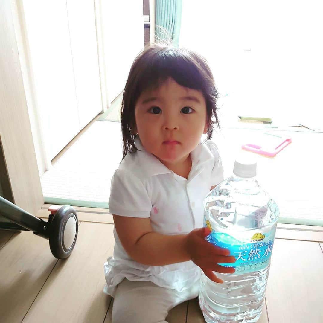 おぐさんのインスタグラム写真 - (おぐInstagram)「今日も飲んだくれ。。 娘は水！デカイの無理で小さいの(笑) #かわいい #愛娘 #最近のお気に入り  #あつい  #ビール  #ビール女子  #飲んでないよ  #水を飲む」5月10日 19時20分 - xiaodaozhanghong