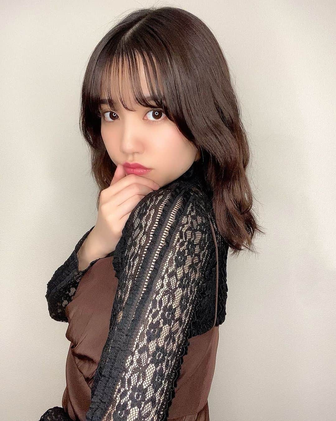 加藤玲奈のインスタグラム：「今日は髪をアイロンでウェーブにしました✨ 今の長さはストレートアイロンでウェーブにした方がボリューム的にいいなぁーと今日改めて実感🤔」