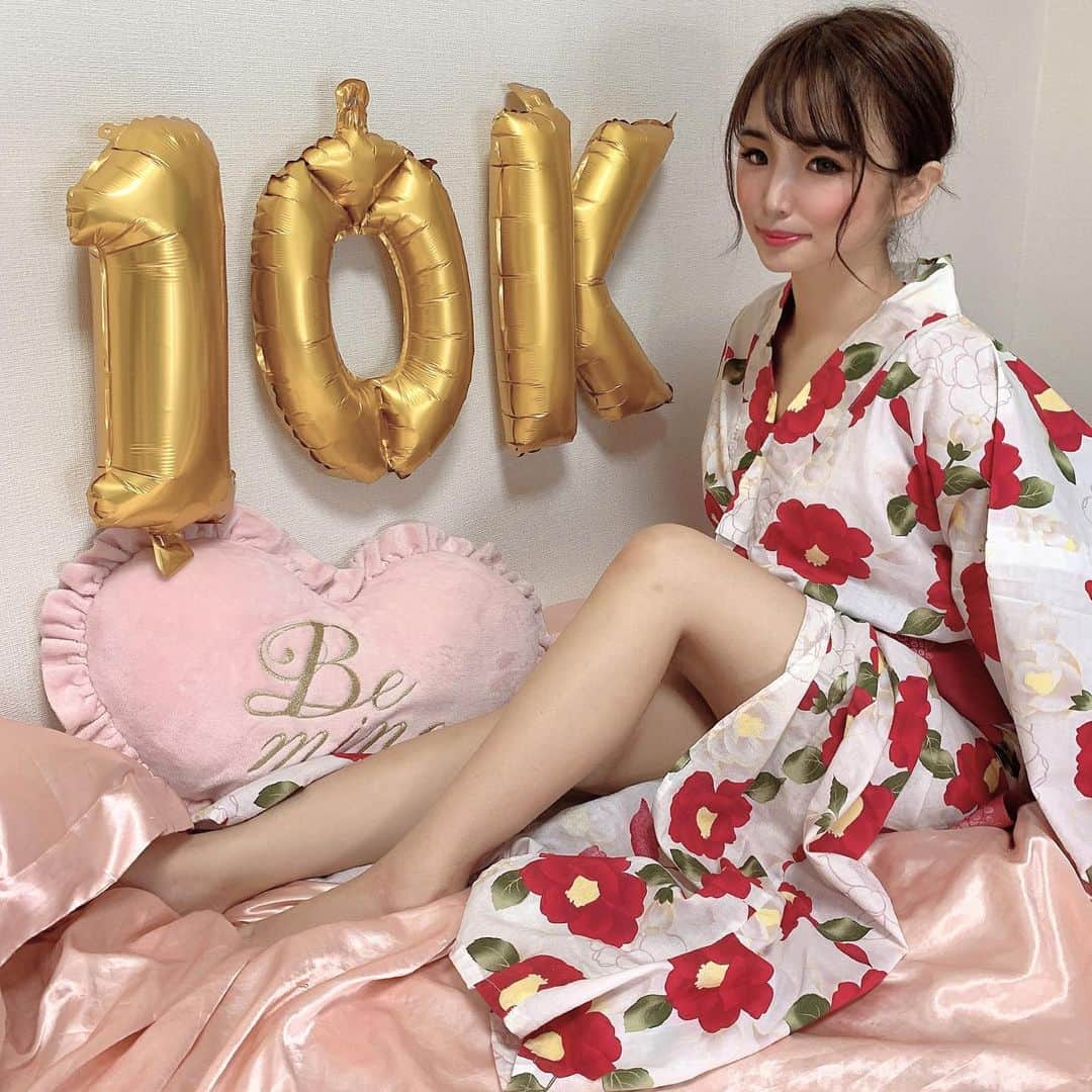 CHERIさんのインスタグラム写真 - (CHERIInstagram)「12k followers!!❤️ Still so hard to believe  I have reached to over ten thousands followers ✨ It’s now 12k 🤣  it was still 10k when I ordered the balloon. Only waited for 2 days, now I have over 12k followers 🤣 thank you for all those people who support and love me❤️ Love you all xx 発注時は１万フォロワーだったんだけど二日で2000人も増えてしまった🤣 本当にみなさま、支えてくれて、好きになってくれてありがとう❤️ やっとインフルエンサーのスタート地点に立てたね☺️ 人々に良い影響を与えられるように頑張ります💪💕 さてさて、本日は2時間程浴衣配信します💕 そこから通常の服に着替えます🤣 みなさまイチナナライブにて推しベイビーを渡しにいらっしゃーい❤️ #17liver #1万フォロワー #10kfollowersgoal」5月10日 19時26分 - hi_cherish.gram