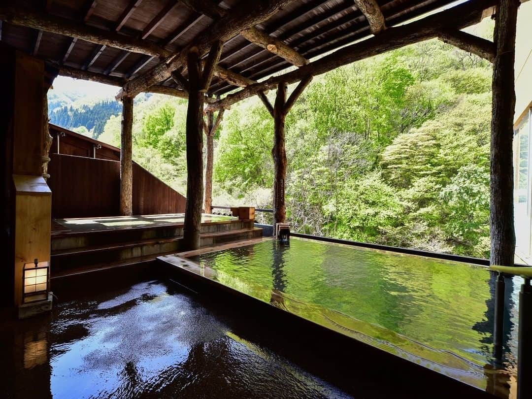 のインスタグラム：「【まさに秋田づくし】 . 📍四季彩り 秋田づくし 湯瀬ホテル / 秋田県 . 豊かな自然にかこまれた温泉宿。  大浴場で楽しめるのは「一度入ると二歳若返る」と言われる美人の湯。源泉かけ流しで贅沢に楽しみませんか。  夕食は秋田ならではのお料理を。きりたんぽ鍋や比内地鶏、あきたこまちのごはんなど、食材の良さを味わうことができます。  秋田の森につつまれるような雰囲気の館内で、ゆったりお過ごしください。 . @yuzehotel . #四季彩り秋田づくし湯瀬ホテル #秋田県 #湯瀬ホテル #湯瀬温泉 #秋田旅行 #東北旅行 #東北観光 #露天風呂 #美人の湯 #おうち時間 #おうちで旅行気分  #国内旅行 #週末旅 #週末旅行 #大人の休日 #記念日旅行 #誕生日旅行 #温泉旅行 #旅館 #温泉旅館 #ホテル #ラグジュアリーホテル #リゾート #リゾートホテル #旅スタグラム #旅行好きな人と繋がりたい #unknownjapan #japantravelphoto」