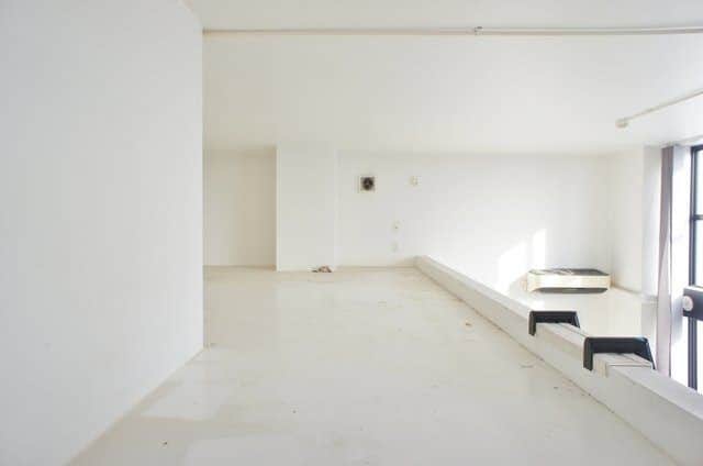 グッドルームさんのインスタグラム写真 - (グッドルームInstagram)「▼白と青と黒のコントラスト ⁠ 大空に浮かんでいるような、クールなデザイナーズ。 ⁠ -------------------⁠ ⁠ 東京 #若林 ワンルーム 36.19㎡  まずこの大きな窓。 高ーい天井と青い空と白い空間、 そして黒いフレームで全体的にパキッとした コントラストは何処かのお洒落なショップ感。  開放感がよりお部屋の広さを 感じさせてくれそうだ。 南向きなので、大きな窓からはたくさんの 光や風も入ってきますね◯  キッチンやサニタリーもそれぞれスマートに 整っており、スタイリッシュな感じが カッコいい。  ロフトも広々と。布団以外にも本とか洋服とか 沢山置いちゃって、雑に使ってもカッコイイ！ ・⁠ こちらの物件は実際に住めるお部屋です。詳細はストーリー、ハイライトにて！⁠ ・⁠ こだわりのお部屋探しは、@goodroom_jp から URLをチェック！⁣⁣⁣⁣⁣⁣⁣⁣⁣⠀⁣⠀⁠ ・⠀⁠ ※最新のお家賃につきましては、リンク先物件ページからご確認ください。⁠ ⁠・⁠ #goodroom #interiordesign #decoration #myhome #homedesign #interiordecor #urbanlife #apartment #tokyo⁠ #東京 #生活 #シンプルな暮らし #シンプルライフ #日々の暮らし #引っ越し #暮らしを整える #一人暮らし #物件探し #お部屋探し #お洒落な暮らし #理想の空間 #空間デザイン #間取り図 #賃貸⁠ #丁寧な暮らし #ペットと暮らす  #新築 #ホワイトキッチン #ロフトのある家」5月10日 19時30分 - goodroom_jp