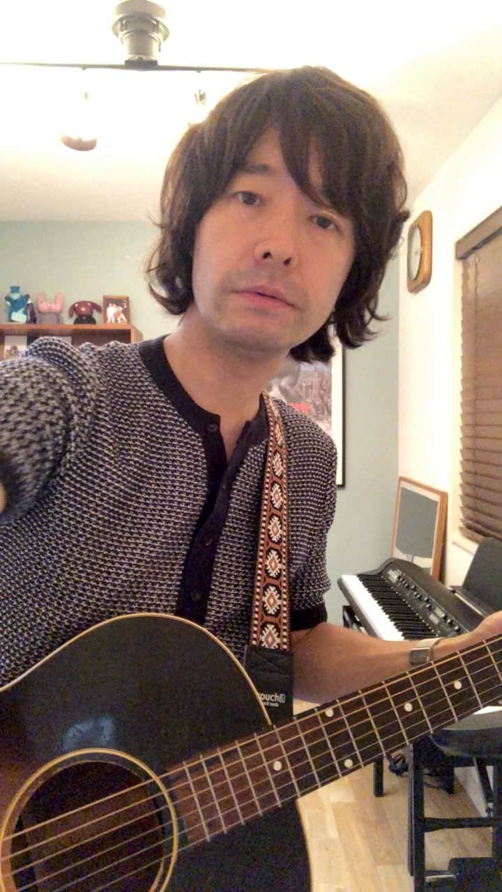 のインスタグラム：「奥さんがインスタにブライアン・ウィルソンの「Love and Mercy」の弾き語り練習動画をアップした（本人はまるで気に入ってないが　笑）ので、俺も対抗、ではなく加勢してブライアンの曲を！✌️Love〜と同じくブライアン初のソロアルバム（’88）から。奥さんは何かとLove and Mercy派なのだが、俺はこのMelt Away派！美しいメロディーと切ない歌詞に胸が詰まる... #stayhomeのお供に #和田唱 #上野樹里 #showada #brianwilson #meltaway」