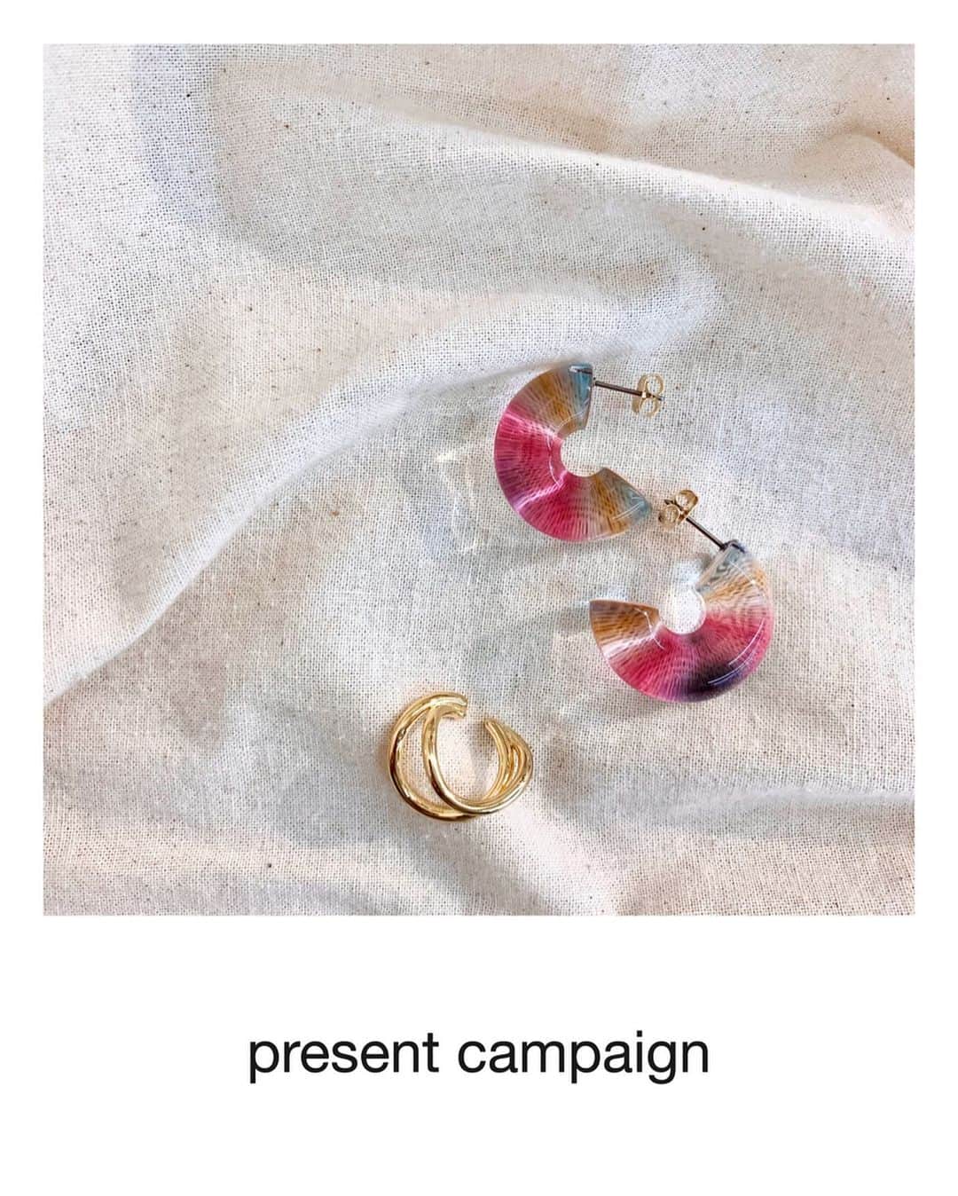 のインスタグラム：「✴︎プレゼントキャンペーンの商品一つずつご紹介します🎁✴﻿ ﻿ レインボーカラーのフープピアスとシンプルな2連イヤーカフのセット﻿ ﻿ 色が綺麗なピアスを引き立てるシンプルなイヤーカフとの組み合わせです。﻿ ﻿ ﻿ ✴︎プレゼントキャンペーン🎁✴︎﻿ ﻿ 「フォロー＆いいね！」でプレゼント！﻿ earの春物新作が当たる、プレゼントキャンペーン！﻿ ﻿ ﻿ 【プレゼント】﻿ アクセサリー2個セット6種類のうち、﻿ いずれか1セットが当たります。（各1名、合計6名様）﻿ ※お選びいただくことはできません。﻿ ﻿ 現在バッグのプレゼントキャンペーンも開催中！﻿ ﻿ 【応募方法】﻿ ①ear公式instagram @ear_papillonner を「フォロー」（すでにフォローがお済みの方は②のみでOKです。）﻿ ②対象の投稿に「いいね！」﻿ ※対象投稿は期間中に投稿された「フォロー&いいね！でプレゼント」と記載されている投稿ならどの投稿でもOKです。﻿ ﻿ これだけで応募完了です。﻿ ﻿ ﻿ 【期間】﻿ 2020年5月2日（土）～2020年5月17日（日）23：59﻿ ﻿ 【当選発表】﻿ ご当選された方には、ear公式Instagramアカウント（ @ear_papillonner ）よりDMにてご連絡させていただきます。﻿ ﻿ 【注意事項】﻿ ※ご当選された方は、6種類のうち、いずれか1セットが当たります。﻿ ※アイテムをお選びいただくことはできません。﻿ ※サイズはワンサイズです。﻿ ※ご応募は日本国内在住の方に限らせていただきます。﻿ ﻿ ﻿ ﻿ #プレゼントキャンペーン ﻿ #イヤーカフ﻿ #ピアス﻿ #リング﻿ #ear_papillonner ﻿ ﻿ ﻿」