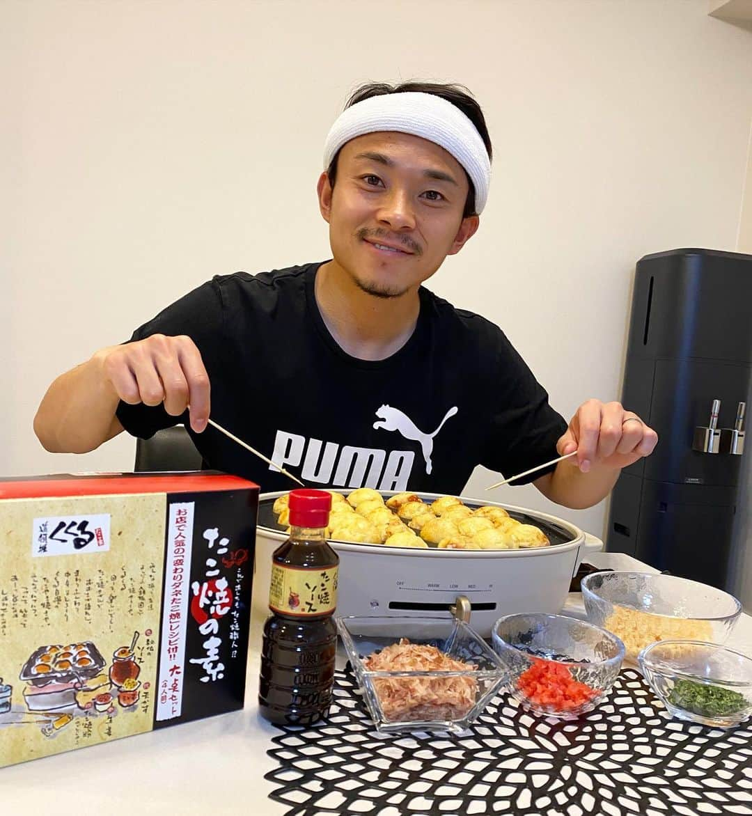 阿部浩之のインスタグラム：「. . おうちでくくるのたこ焼きしてみましたー！  相変わらずうまい！！！ オンラインでも買えるのでみなさんも是非食べてねー🐙  #くくる #家でもタオルはちまき笑」