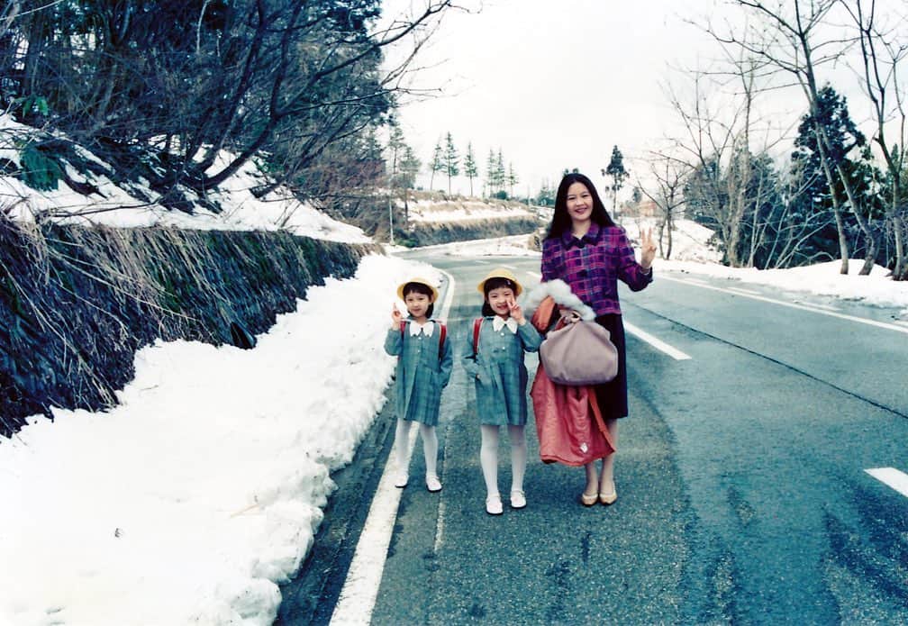 ソンイのインスタグラム：「Happy Mother's Day🌹﻿ この写真の母と今の私がほぼ同じ歳なの🤭﻿ まだ自分が母の日の主役の実感はなくてこの日は2人の母へ感謝の気持ちでいっぱいになる💭❤️﻿ ﻿ 私の両親は27歳の時に中国から日本へ来ました😌﻿ 私達姉妹が3歳〜5歳の２年間は、日本での生活基盤を作るために両親だけが先に日本に来て、私達は父方、母方の祖父母に別々に育ててもらっていたの👧🏻👧🏻﻿ 自分が母になって今思うと、１番可愛く成長が楽しみな時期に子供と離れて暮らすのは苦渋の決断だったと思います。﻿ でもそれは子供の事をなによりも思ってくれてて、環境を整えて家族が一緒に幸せに暮らすための選択。﻿ 異国の地で仕事と双子の育児をし、今までなに不自由なく育ててくれた母の事を本当に尊敬しています🌹﻿ お母さん、お義母さんいつもありがとう☺️」