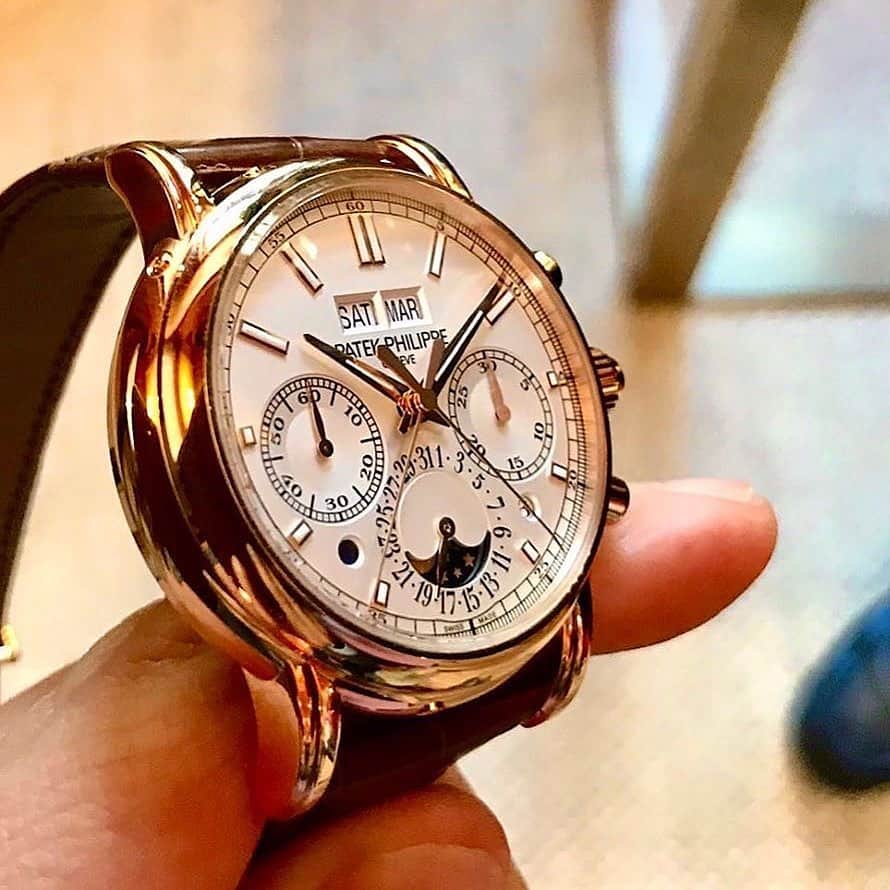 Daily Watchさんのインスタグラム写真 - (Daily WatchInstagram)「Up close with the Patek Philippe 5204R in Rose Gold. Such a stunning watch 🔥 Photo by @clubpatek」5月10日 19時40分 - dailywatch
