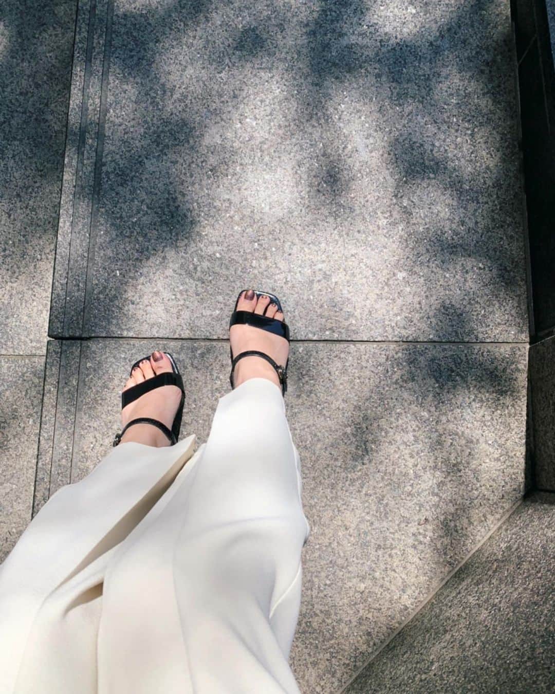 Shiho Sasakiのインスタグラム：「そろそろサンダルデビューかな👡 合わせやすくて疲れにくいこのサンダル✌️ 去年はクリア買ったから、今年はブラックにしようかな💭 #MOUSSY#MOUSSYSNAP」