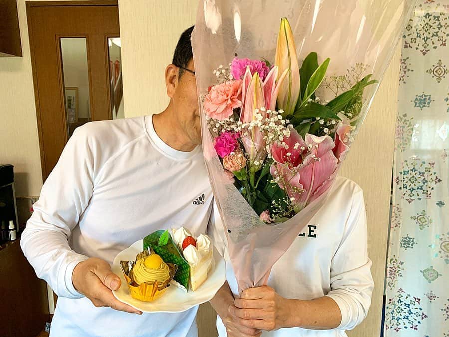 のインスタグラム：「- 5月10日は母の日と結婚記念日でもありまして…💐 この歳になっても好き勝手やらせてくれる父母には感謝しかないわけです😌 - #母の日　#結婚記念日 #ど天然の母　#おこりんぼ  #28年間もパパと一緒きつかったよ  #決め台詞は #本当にしつこい 言い放ってからの #１人で号泣 #家族は放置 #パパは爆笑 #いじける母 #これが日常」