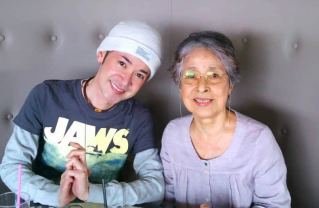 山咲トオルさんのインスタグラム写真 - (山咲トオルInstagram)「仲が良いのよ～！ かなりの頻度で電話をし。 世間話、井戸端会議をしますが。 １年位は会っていない母、恵子ちゃん。  世の中、全てのお母さん達。 大変お疲れ様です。  #母の日 #母の日月間 #happymothersday #山咲トオル #toruyamazaki #沖縄 #okinawa 世のお母さん方、たまには手を抜いて少しは休むのよ。」5月10日 19時43分 - yamazakitoru_official