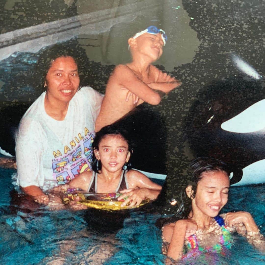 のインスタグラム：「Happy Mother’s Day, Naynay!! Even though we are miles and miles apart, I’m so thankful that we have video calls so that we can talk to you everyday 💕 can’t wait to see you 😭」