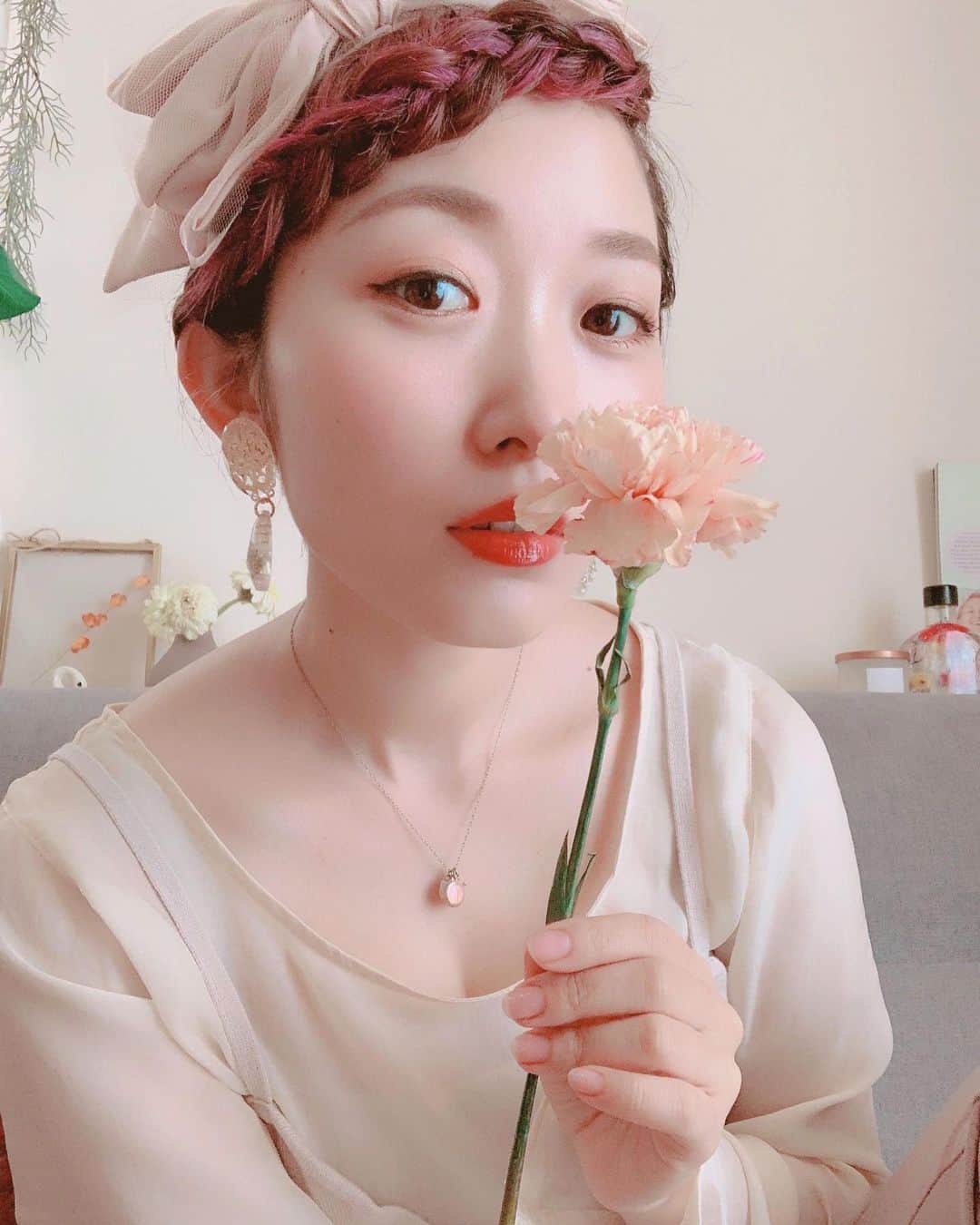 くまみきのインスタグラム：「Happy mother’s day💐﻿ 母にも送ったけど自分にもね☺️﻿ もじゃの母として🤣🐶笑﻿ ﻿ 最近この髪型ばっかしてるからヘアバンド作ろうかな〜アレンジは動画にしたいと思いつつ成功率低すぎてまだ研究中😂﻿ ﻿ #mothersday #母の日 #カーネーション」