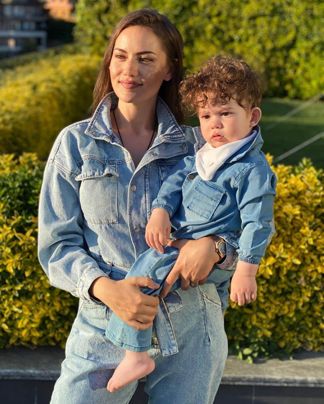 Fahriye Evcenのインスタグラム：「Mon amour.. 💙🌟」