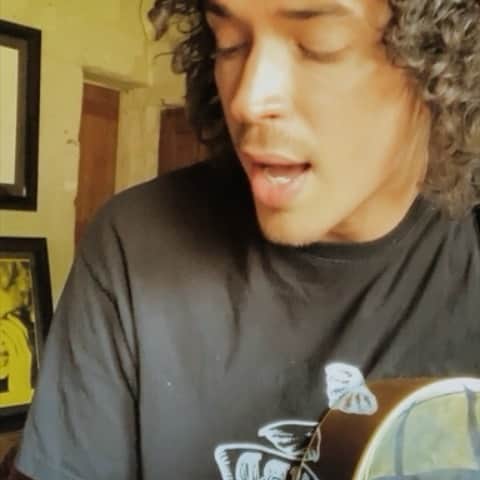 ジュリアン・ペレッタのインスタグラム：「i really enjoyed playing for you over the last month on here. it’s been amazing being home alone with my loved ones. to not be waking up and rushing to an airport for the first time in as long as i can remember. to not fly to three different countries a week. being able to sleep in my bed for longer than a couple days without leaving for something. with nothing but music to make, learning some new stuff like painting and connecting with you online more than I ever had each day. i tried to do as many confinement cover requests as i could. seeing as I won’t be back on tour for a while (sigh), this is as close as we will get(!). i have uploaded some of your favourites from the last month. i’m gonna sign off for a while from social media but i’ll be back soon with new music. STAY HOME and god bless you and your loved ones x」
