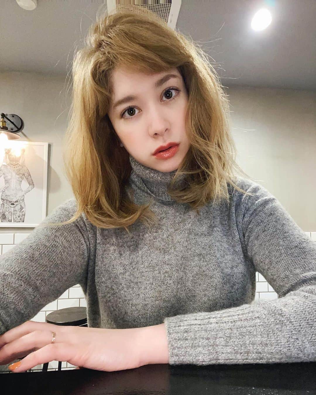 のインスタグラム：「ハッピーマザーズデイ🌹💕💕 全国のお母さんのみなさんお疲れ様です&いつもありがとう😇❤️大変な時期ですが良い１日を過ごせますように☺️ → さて！今日のおうちごはんはカムジャタン風鍋にしました🇰🇷🍲🌶🌶あくまで風ですが、、豚軟骨が手に入る方は是非作ってみてください☺️豚バラやスペアリブでも可🙆‍♀️ ごま油でにんにく、生姜を揚げ炒める→ ネギ、玉ねぎ入れて炒める→ 豚軟骨を入れて火を強くして炒める→ 豆板醤、コチュジャン、粉末あごだし、 ダシダ、一味をお好みの辛さで入れて炒める→ 酒、みりん、水を入れる →好きな味噌を溶かす→ 好きなお野菜を入れる(今日はししとう、キャベツ、もやし、豆腐にしました🥕) →煮込めば豚軟骨が柔らかくなってさらに美味しいです😋  主人は汗かきながら一生懸命食べてくれました😉🌶 #鍋　#カムジャタン　 #料理　#おうちごはん　#今夜のおかず #おかず　#ヘルシーレシピ #和食　#家庭料理　#おつまみレシピ #おつまみ　#ごはん記録 #お料理 #晩酌メニュー #おうちごはん #ランチ　#夜ごはん #お料理好きな人と繋がりたい #料理好きな人と繋がりたい #献立　　#ダイエットメニュー  #野菜料理 #野菜たっぷり #春雨 #家飲み #おうち時間　#stayhome  #鍋 #レシピ　#韓国料理　#鍋料理 #辛いもの好き」