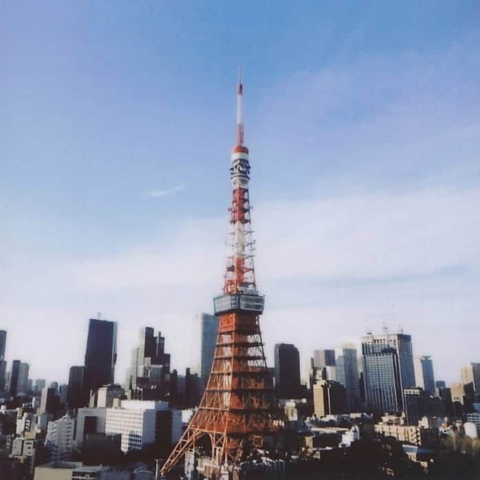 のインスタグラム：「久々にチェキで写真を撮りたくなった #チェキ#フィルム#富士フイルム#青空#カメラ#カメラ女子#東京#写真好きな人と繋がりたい#写真撮ってる人と繋がりたい#東京カメラ部#フィルム普及委員会#東京タワー#teamrab#igersjp#instagood#instagramjapan#camera#tokyotower#film#team_jp_東#team_jp_#ig_photo#japanesegirl#instax#instaxsq10#sq10#instaxsquare#check」