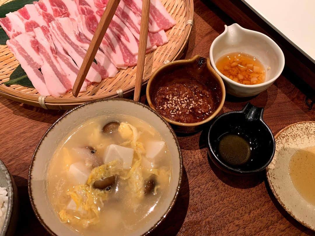 GENKINGの釜飯さんのインスタグラム写真 - (GENKINGの釜飯Instagram)「今夜はサムギョプサル🥓 桃屋の刻みニンニクとごま油で食べるの最高よん😝 プリンセスのホットプレートは、普通のホットプレートと違って煙が少ないからオススメ❤️ #genkingkitchen  #おうちごはん #プリンセスホットプレート」5月10日 19時59分 - genkingkitchen