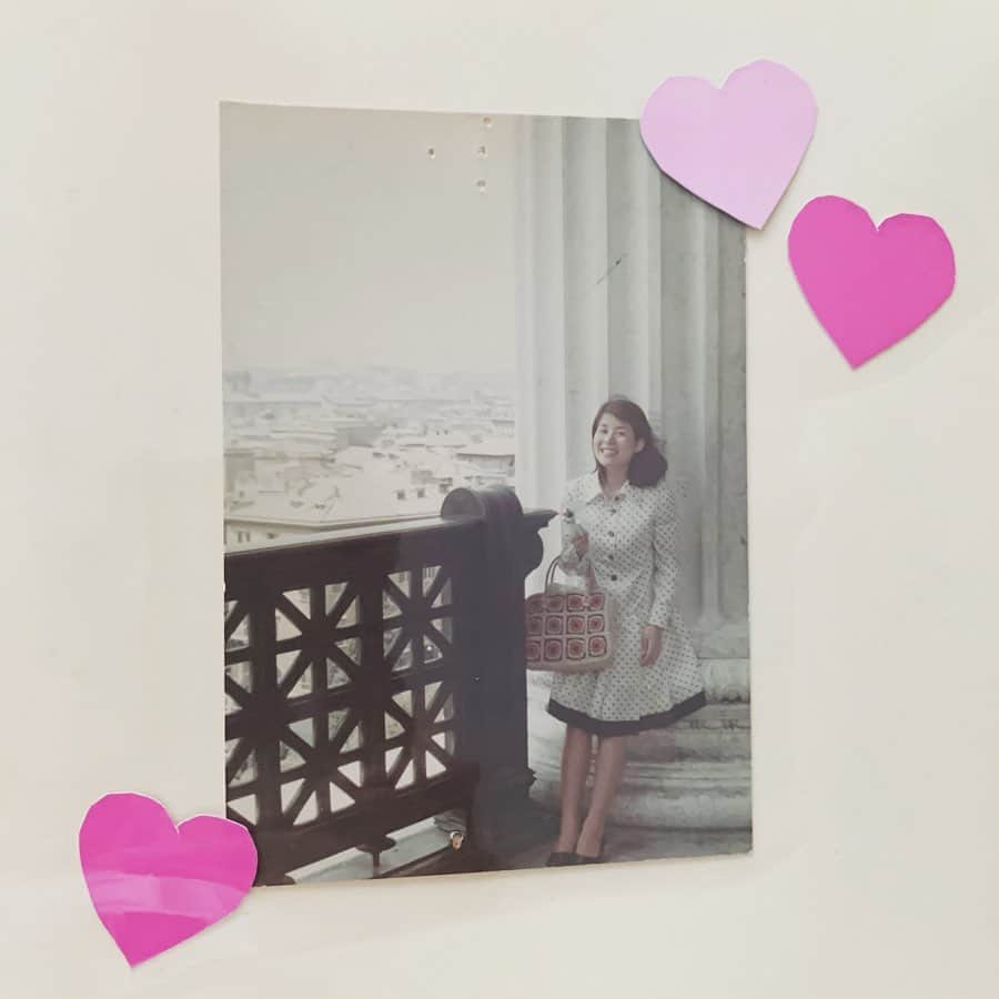 花田美恵子さんのインスタグラム写真 - (花田美恵子Instagram)「今日も朝からお家で @netflixjp 観てたら、長女と次女が 「Happy Mother’s Day 🌹」 って、私の大好きなものをいっぱい抱えて、サプライズで遊びに来てくれました。 4人の力を駆使して作ってくれたアルバムには、私の大切な人達の写真がいっぱい😍 4人の優しい気持ちが嬉しい1日でした。  ママの方こそ...いつもありがとう🌹  #happymothersday #thankyou #love #son #daughter #family #momof4  #母の日 #カーネーション #ありがとう」5月10日 19時52分 - hawaiimieko