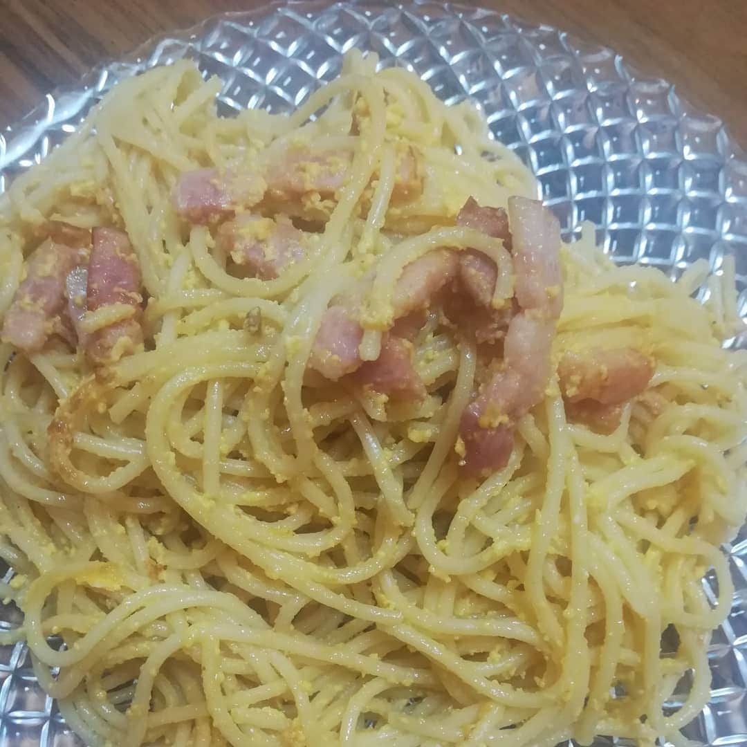内田敦子のインスタグラム：「旦那がパスタを作ってくれた！ 比較的純度の高い糖質が骨身に染みる…  油断しているのは、世の中と一緒  コロナが収束したら、ダイエットも収束したい  #パスタ  #旦那  #旦那飯  #コロナ #ダイエット」