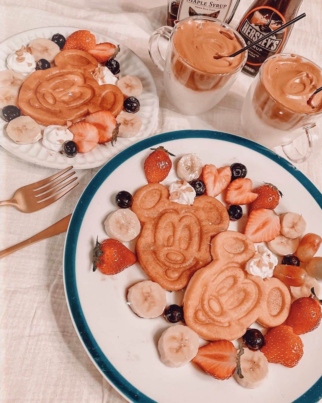 ✷kana✷のインスタグラム：「🧇🥨🧇🥨🧇 . . パークロスすぎて仕方がないので  #おうちディズニー 🥺♡ だいすきな #ミッキーワッフル 🍴 これムラなく焼くのが なかなか大変なのよね😂 . . #stayhome  #homecafe」