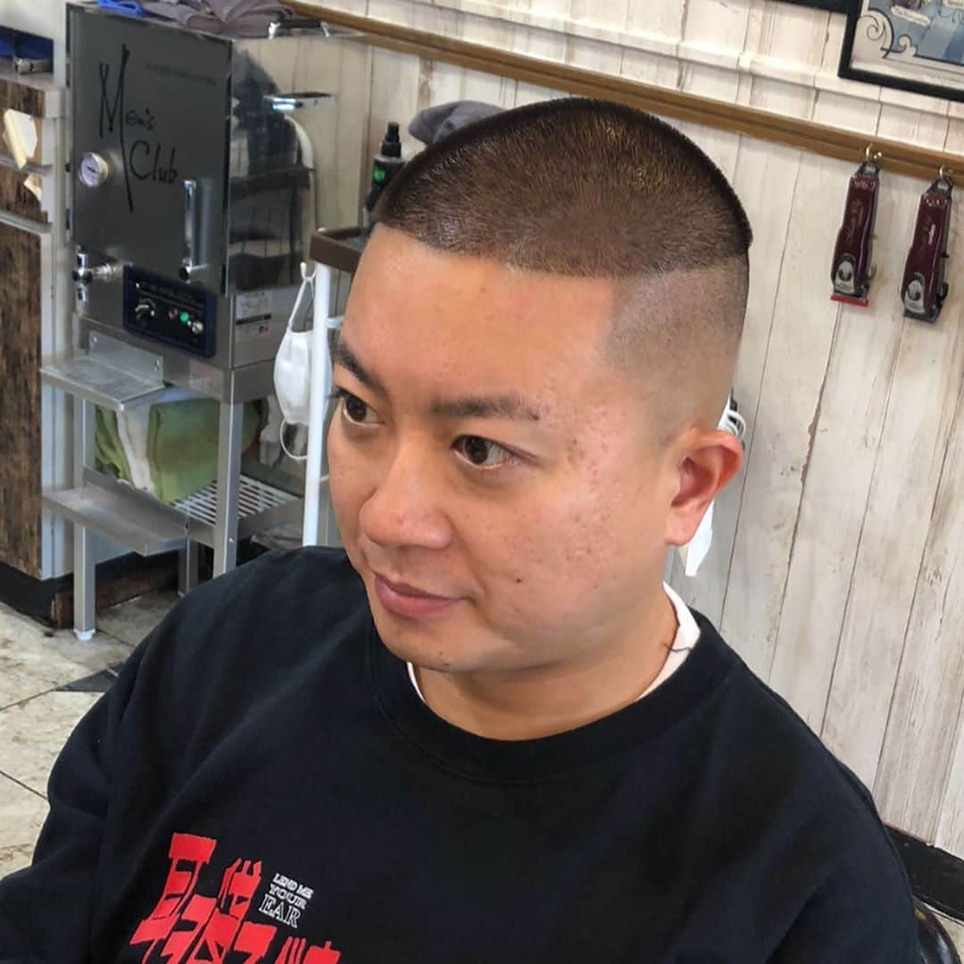 松尾駿さんのインスタグラム写真 - (松尾駿Instagram)「散髪失敗。  いつもは１枚目みたいに上長め、下短めの坊主（スキンフェード）にして理髪店で切ってもらってるんです。  自粛生活入ってからはバリカン買って奥さんに切ってもらってたんです。  今日も切ってもらってたんです。  途中で失敗しましたよね。  上も間違ってアタッチメント無しでいっちゃって。  ２枚目がそれ。  もうどう頑張っても誤魔化せないから10年ぶりぐらいにガチ坊主。  #母の日 #お母さんいつもありがとう  #お母さん産んでくれてありがとう  #mothersday  #🌹」5月10日 19時55分 - matsuoshun