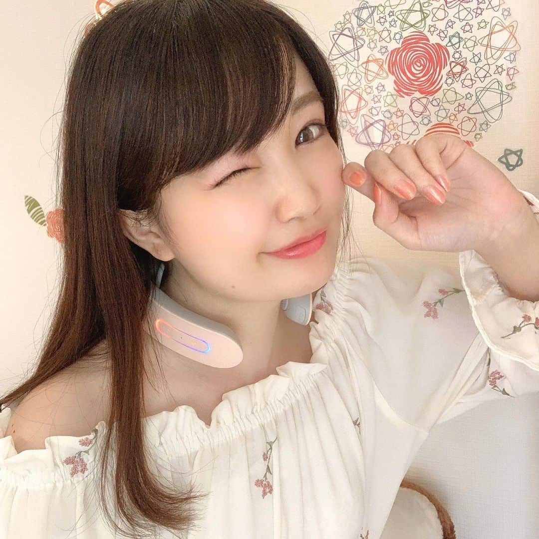 浅井麻里さんのインスタグラム写真 - (浅井麻里Instagram)「🙆‍♀️✨﻿ ﻿ 仕事柄スマホ使うこと多いし、﻿ 首こり肩こり大変😂💦﻿ ﻿ ふにゃ〜っと癒される気持ちいいアイテム﻿ 【NIPLUX NECK RELAX】@niplux_official で﻿ こりをほぐしてもらってます❤️☺️﻿ ﻿ じーんわりあったかくて、﻿ 筋肉の奥深くまで電気刺激を与えてくれるの！﻿ 肌に優しい材質だしコードレスなのも嬉しい🎵﻿ ﻿ ✨リズム5種類のモード﻿ ✨16段階の強度レベル﻿ ✨2段階の温度調整﻿ スリムで軽いのに、盛りだくさんで優秀！👏﻿ ﻿ テレビ見ながら、スマホいじりながら、﻿ 家事しながら…﻿ つけてるだけっていいって楽〜💕😋﻿ これで首こり肩こり改善して﻿ 首肩周りすっきりさせたいな💕﻿ ﻿ ﻿ リラックスタイムにオススメ✨﻿ 「NIPLUX」で検索してみて、﻿ 気になった人はクーポンぜひ使ってね🎁﻿ クーポンURL：https://onl.tw/Y8gu7Sx﻿ クーポンコード：IRRH-LEI7-B0JT-MFNM﻿ ﻿ ﻿ #首マッサージ#首こり#肩こり#美容グッズ#癒しグッズ#便利グッズ#肩首マッサ一ジ#マッサージ器#首マッサ一ジ機#肩こりマッサージ器#首こりマッサージ#ネックマッサージ#PR#NIPLUX#ネックリラックス#ニプラックス」5月10日 20時07分 - mari_asai_625