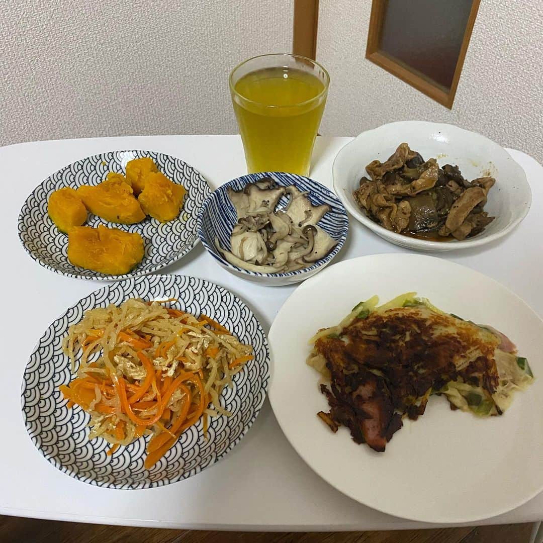 小田幸平のインスタグラム：「今日の晩ごはんはカボチャ、切り干し大根、チーズポテトお好み風、ナスと豚炒め、エリンギです。明日から愛媛マンダリンパイレーツ全体練習開始⚾️#愛媛マンダリンパイレーツ#読売ジャイアンツ#中日ドラゴンズ#晩ごはん#はげch」