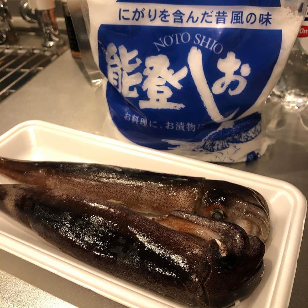 南條早紀のインスタグラム：「塩辛作りに挑戦🦑 . . 小さい頃から大好物のイカの塩辛。 ついに作ってみた！！ . アニサキス対策のため、 冷凍のスルメイカをゲット。 お塩は能登の塩！ . イカを身と足と分けて… 肝だけを取り出して、塩漬けに。 →冷蔵庫で24時間寝かせて水分抜き！ . . 身の方は開いて皮をむいて、 塩を振って3時間ほど干す！ →ラップをして冷蔵庫で寝かせる。 . . 翌日、肝の24時間熟成（？）を 終えたら、身を切って たたいてザルでこした肝と合体✨ . . 煮沸消毒した瓶に入れて完成！！ . . …と思いきや、少し寝かせる必要があるようで 翌日にお箸でかき混ぜて、 さらに翌日から食べられるように🥺 （それが土曜日のライブ配信での試食でした💓） . . で！今晩、ほかほかのごはんと併せて 食べてみました！！ 試食時は「しょっぱ！濃！！」 って感じでしたが、 きょうは最高に美味しかった…！！😭 . . だんだん馴染んできて肝のコクはそのままに、 マイルドに柔らかくなって、 最高のごはんのお供となりました🍚💓 （2回おかわりしました🍚🍚照） . ここに至るまで、丸5日😳‼️ 塩辛作りは手が混んでいるのだなぁと 実感です。感動もひとしおです💓 . . ただ、お酒とか入れてもいいのかな〜🤔 ゆずの皮とかあったらさっぱりして 美味しそう…！！ まだ改善の余地はありだと思うので またいいイカを見かけたら、 作ってみようと思います🍀 . . 新鮮な海の幸を手に入れられる環境だからこそ 挑戦できる塩辛作り！ 富山湾の恵みに感謝です🐟💓 . . #富山県 #富山 #富山市 #toyama #富山湾 #スルメイカ #塩辛 #塩辛作り #自家製 #手作り #手作り塩辛 #塩 #イカの塩辛 #大好物 #海の幸 #最高 #飲兵衛 #おつまみ #ごはんのおとも #ステイホーム #stayhome #おうち時間 #おうち時間を楽しむ #お料理 #料理記録 #コロナに負けるな #自粛中の過ごし方  #アナウンサー #南條早紀 #なんじょうのにちじょう」