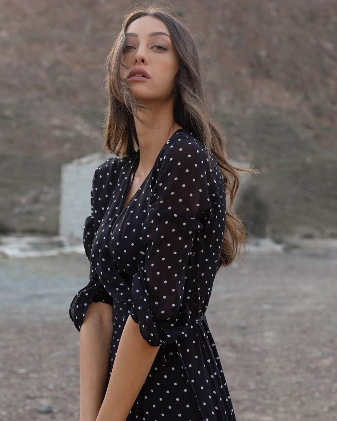 PINKOさんのインスタグラム写真 - (PINKOInstagram)「Desert beauties wear polka dots! Love these shots portraying @jelenamarkovic___ in #PINKO maxi dress with flounces. #SS20 #PINKOStars」5月10日 20時00分 - pinkoofficial