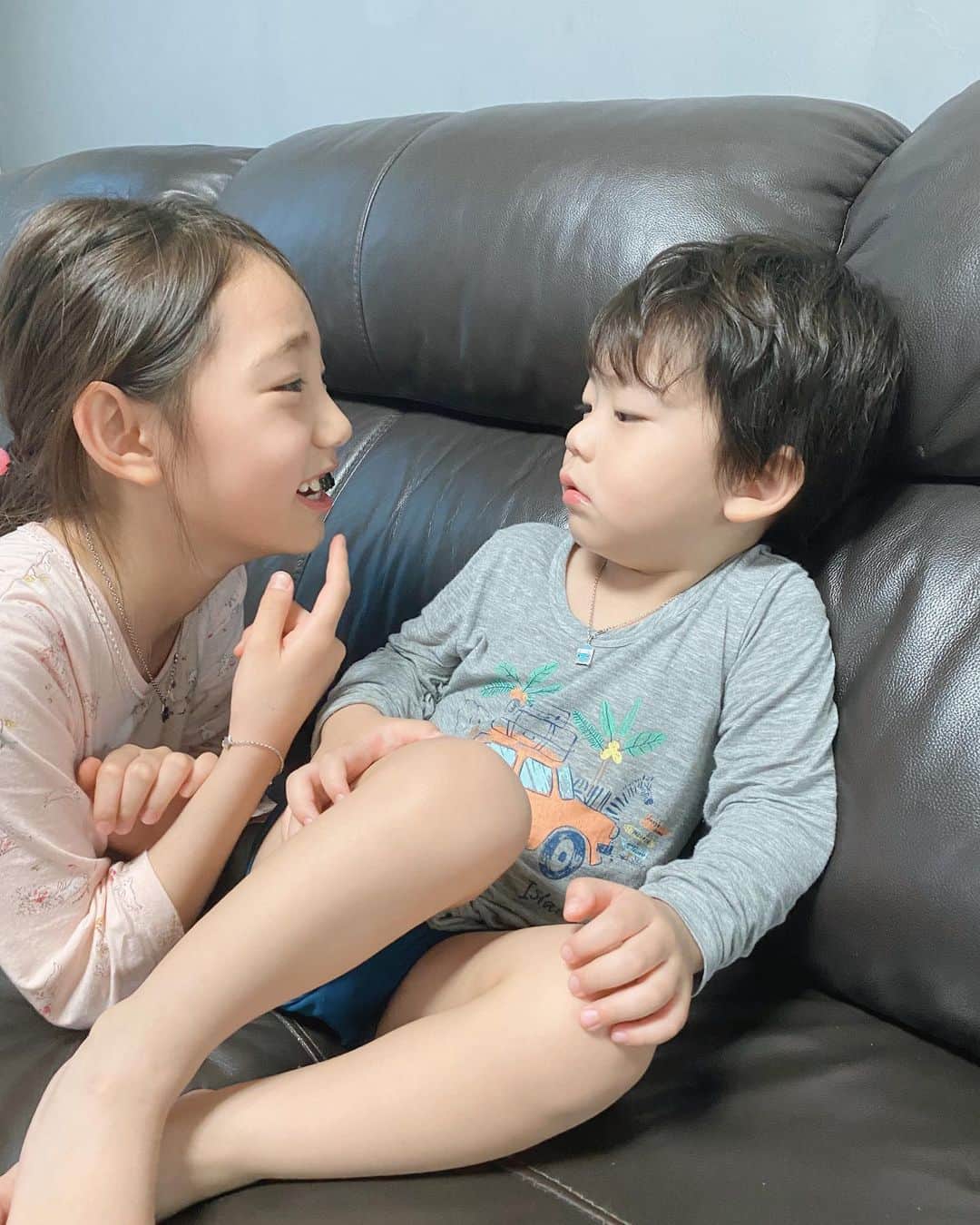 ウンチェのインスタグラム：「. 👧🏻 뜽유야 ! 누나 이 어떡해 !! 👦🏻 (.....!!) - 누가 아빠 딸 아니랄까봐 , 아빠가 옛날에 엄마한테 하던 행동을....🙄 - - - #동생 #놀리기 #꿀잼 #뜽유둥절 #일요일 #주말 #일상 #daily #남매스타그램 #육아스타그램」