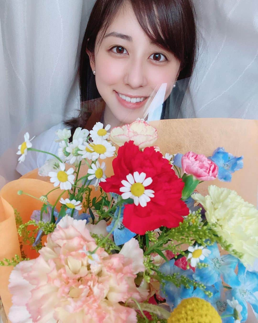 斎藤ちはるさんのインスタグラム写真 - (斎藤ちはるInstagram)「#母の日 . 母が大好きなお花を渡しました💐 . . 家族の大切さを教えてくれる 明るくて優しくて愉快で前向きな母。 . そんな母がいてくれるからこそ 私は毎日頑張ることができます😌 . . #感謝しかありません #母 であり #良き理解者 であり #親友 でもある #これからも #ずっと元気で #いてほしいな . . #斎藤ちはる#テレビ朝日アナウンサー#テレビ朝日#テレ朝アナウンサー#テレ朝#アナウンサー#母の日プレゼント#母の日ギフト#花束#お花#お花のある暮らし#カーネーション#カラフル#感謝#いつも#ありがとう#お母さん#mothersday#happymothersday」5月10日 20時02分 - chiharu_saito_ex