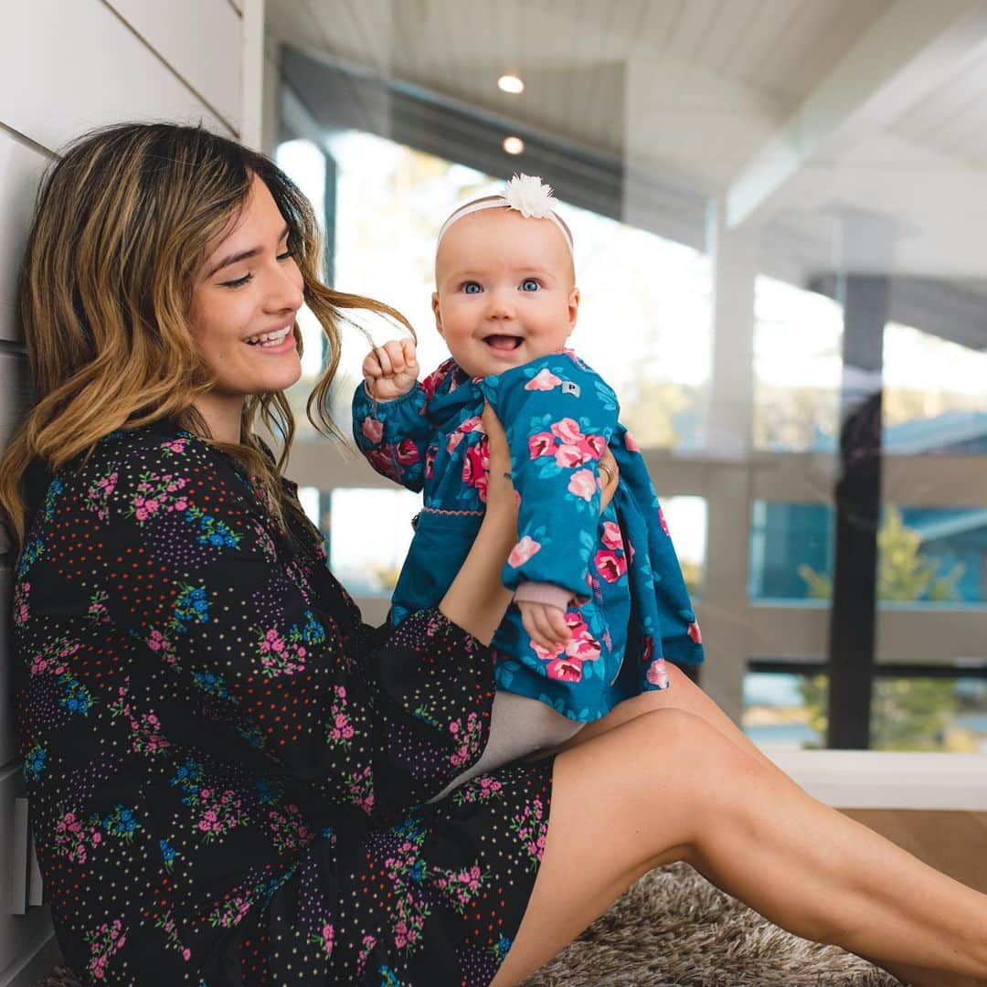 チャチー・ゴンザレスのインスタグラム：「Happy Mother’s Day to ALL the mommas out there! You all are such warriors! It’s my first Mother’s Day and I can’t even begin to explain the joy in my heart. I’ve been so in love with my motherhood journey and have felt so empowered as a woman to have brought life into this world....but most of all, I love waking up to my happy little baby everyday and covering her face in smooches. I’m so incredibly blessed to be a mother to this precious, hair tugging bean who changed my life forever ❤️ Thank you @jukkadudeson and Sophia for making not only this day, but everyday so special for me. 📸: @taikavasara  #happymothersday」