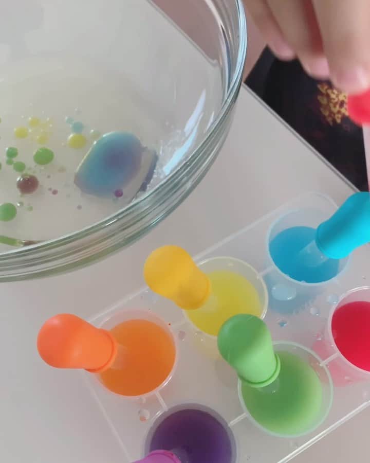 高木りなのインスタグラム：「絵の具で、水と油遊び🎨✨ 油に水性絵の具をポタポタ入れて💓 たっぷりな油で遊ばせてあげたいけど、かーちゃんケチなので油は少しだけ😆🙌🏻 스포이드 물감놀이. 기름에 수채화물감을 퐁당퐁당. 기름을 더 쓰고 싶었지만 아까워서 😅 . . #집콕놀이 #물감놀이 #물과기름 #おうちあそび #おうち遊び #絵の具遊び #水と油 #toddlerplay #stayathome」