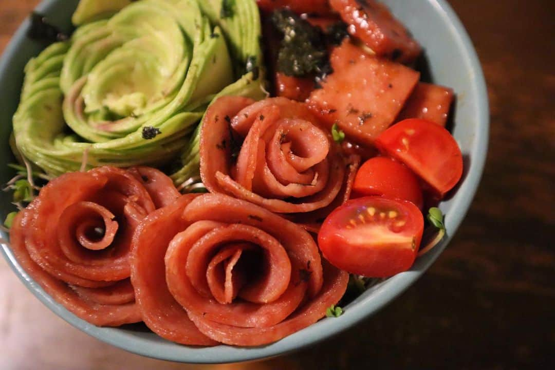 鮎川桃果のインスタグラム：「#mothersday  #スパム丼 #spam 昨日アボカドの薔薇を作ってみたら、みんなに凄いと褒めてもらえたので、今日はスパム丼を母の日仕様にしてみたよ🌹  お母さんが作ってくれたお弁当は”キャラ弁”なんて言葉が流行る前から、いつも可愛いお弁当を作ってくれてました☺️ 毎日皆んなに注目されるお弁当が自慢だった♡ ありがとう、お母さん🐱 こういうの好きなのは母譲り✌︎」