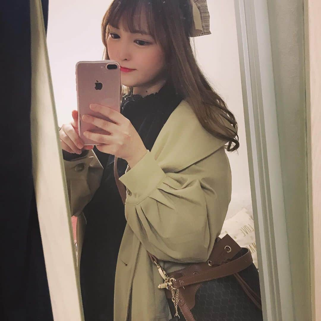 椎名あつみさんのインスタグラム写真 - (椎名あつみInstagram)「まだ一回も着て おでかけできなかった トレンチコート(>_<) もうなつがきちゃうね！、 来年はきれるかなー？😣 どんどんパジャマが ふえてくー！！😣😣 ずーっとパジャマ😣 パジャマ最高！！😣 リラコ最高😣💓💓 #コーデ  #リラコ  #ユニクロ」5月10日 20時05分 - atsumichann