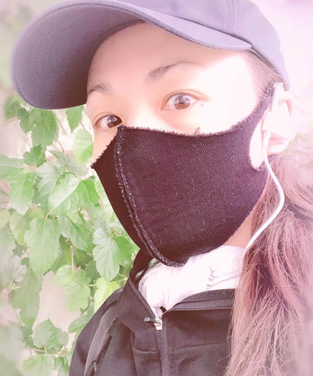 シルビア・グラブさんのインスタグラム写真 - (シルビア・グラブInstagram)「ここ1ヶ月の私のお出かけスタイル。たま〜にいくお散歩中できるだけ汗をかきたくて サウナスーツにキャップ、黒いマスクに首には手拭い！  #運動不足 #お散歩コーデ　#megmiura #ころなぶとりにまけるな #手拭い便利　#サウナスーツ購入」5月10日 20時16分 - sylviagrab717