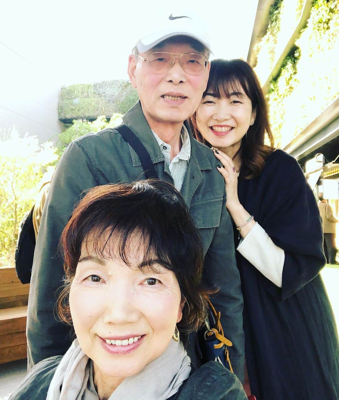 阿部洋子さんのインスタグラム写真 - (阿部洋子Instagram)「#happymothersday❤️ * * * 去年の両親と、 数年前のママとの旅行と、 だいぶ前の実家前での両親と。  プレゼントは、今日は間に合わず💦 逆に、 たけのこごはんと、おかずがもろもろ届いた。 久々の実家ごはん。 母の味。 味わってます。 ありがたやー  実家に帰りたい。  #thankyou #mama #dad  #goodolddays #懐かし写真館」5月10日 20時16分 - hirocoring