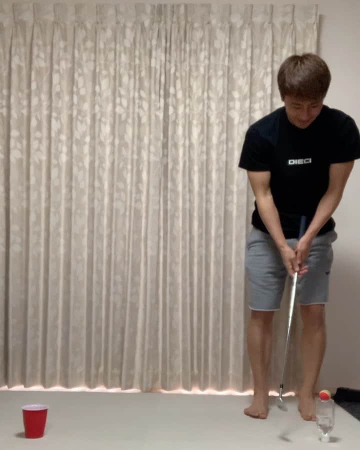 倉田秋のインスタグラム：「ヤットさんチャレンジに挑戦🔥 この後2球続けてカップインしたのに撮れてなかった〜😩 みなさんも家にあるもので挑戦してみてください⛳️ #ヤットチャレンジ #20回くらいで成功　#喜び方キモめ 笑  #Repost @11aside_official with @make_repost ・・・ ・ ヤットさんのチャレンジ動画4📹 ペットボトルの上にボールを置き下を打って後ろの籠に入れる⛳️ ヤットさん曰く、 ゴルフボールとクラブじゃなくても、 似たような形式だったらOKらしいです！ @higashiguchi_official  @shukurata10 ・ ヤットさんと仲の良い @serenaaoki_official プロ🏌️‍♀️ @shota.ohnishi コーチ🏌️‍♂️ もよければトライしてみてください🙇‍♂️ #遠藤保仁#ヤット#STAYHOME#ヤットチャレンジ#yatto7 #ペットボトル #BALL#LOOP#taniatare#golf #東口順昭#倉田秋#青木瀬令奈#プロ#大西翔太#コーチ」