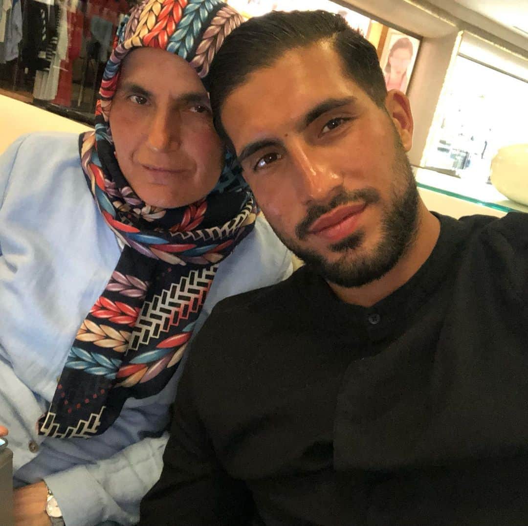 エムレ・カンのインスタグラム：「Tüm Annelerin Anneler günü kutlu olsun iyiki VARSINIZ #happymothersday❤️」