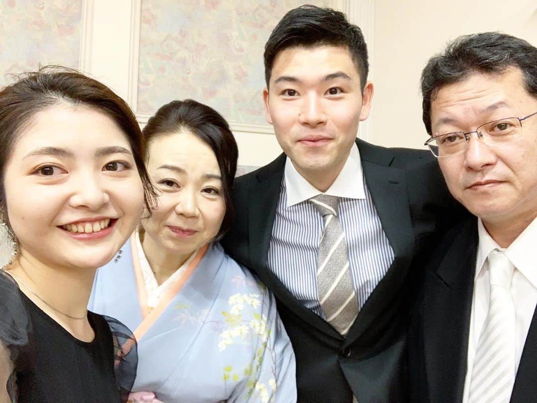 のインスタグラム：「. . 母よありがとう。🤲 . . #母の日 #全員丸顔 #丸い #とにかく丸い #感謝」